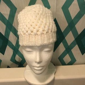 Cute crochet beanie with ponytail hole